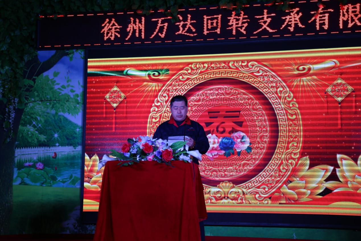 the general manager gave a speech to express his gratitude and welcome to all the guests Le directeur général a prononcé un discours pour exprimer sa gratitude et bienvenue à tous les invités